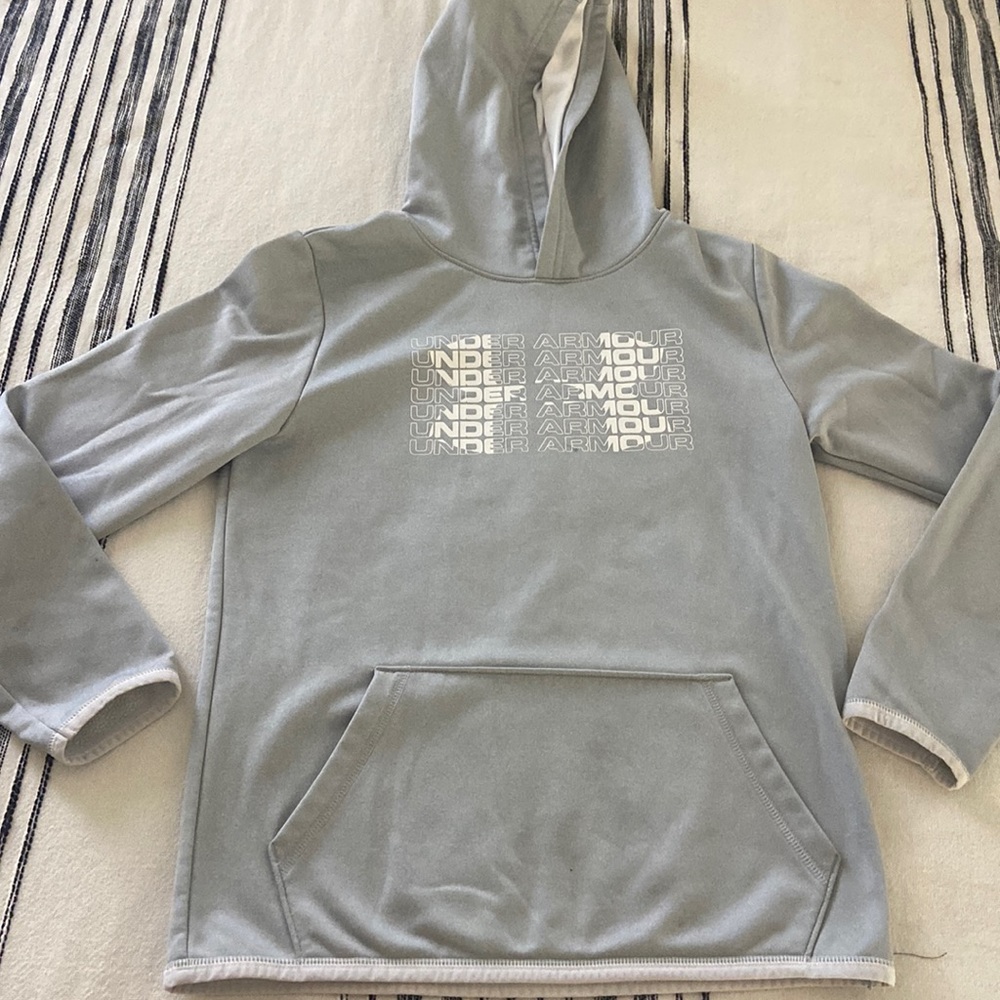 Medium Under Armour sweatshirt